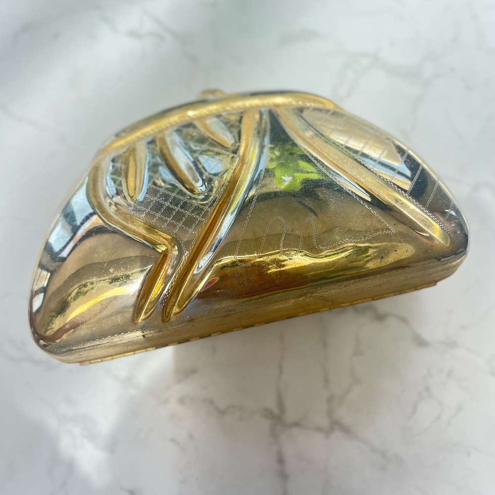 Gold clotch
